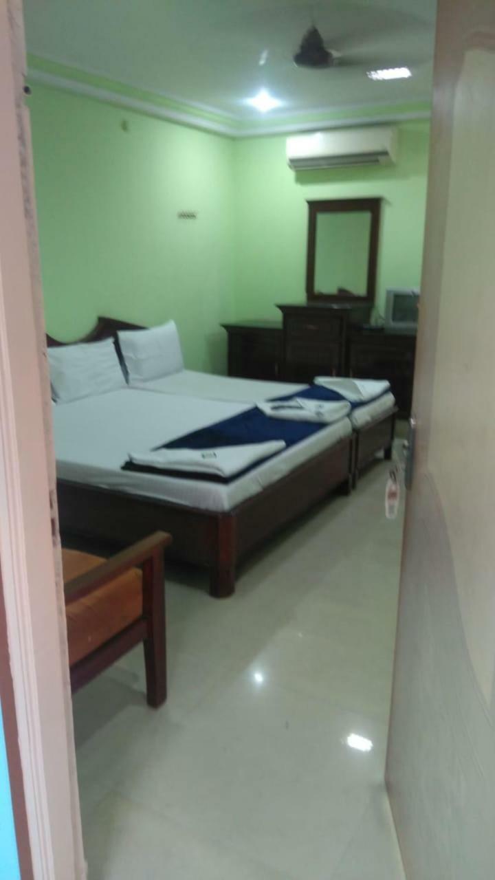 Iroomz Akhil Residency, Vijayawāda Esterno foto